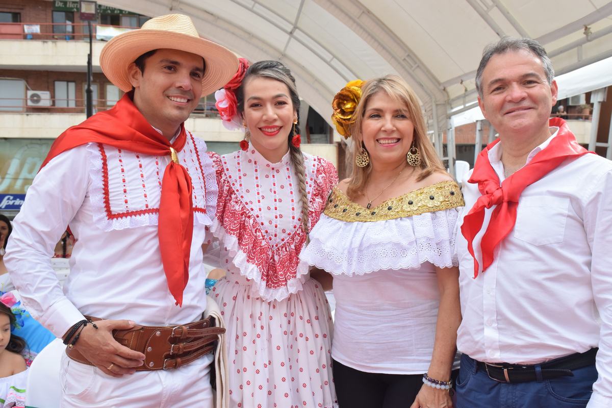 Fabián Torres Celis y su esposa, Karen Cuéllar Calderón; Patricia Sánchez Rubio y Antonio Roveda.
